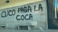 Pintada que se puede ver en la parte frontal del cementerio, en la carretera de Vil�n