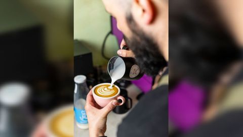 Jacobo Abeijn, de Shot Me Coffee, preparando un caf con leche