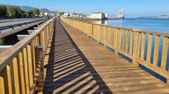 Los postes luminosos est�n colocados a la altura de la barandilla en el lado que mira a la autov�a en la pasarela de Os Praceres