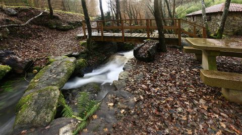 Una pasarela de piedra y otra de madera junto al molino de Roque de Arrox�