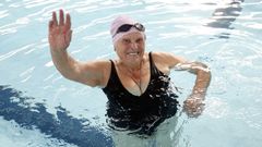 Manuela Lojo, de 94 a�os, nada todos los d�as dos horas en la piscina de A Pobra