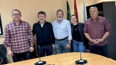 Manuel Gonzlez Moreiras (con barba), con sus compaeros del grupo municipal del BNG hace menos de dos semanas en el pleno municipal en el que formaliz su renuncia