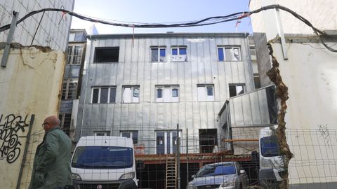 En la imagen de la fachada trasera, recubierta de placas de zinc; en el bajo se ubicar la sede y sala de exposiciones del museo, que dispondr tambin de zona ajardinada