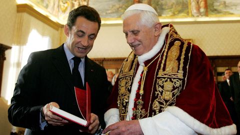 Benedicto XVI, intercambiando regalos con el expresidente de Francia, Nicolas Sarkozy, en diciembre del 2007.