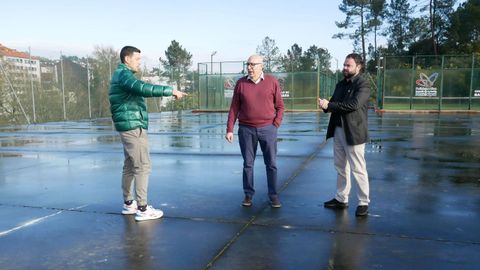 El alcalde y concejal de obras de Barbad�s, en la cubierta del polideportivo, donde se construir� una nueva planta.