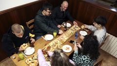 Una pandilla disfruta de una pizza de metro y medio en Maravilla