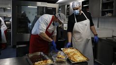 El comedor de C�ritas Ourense ha incrementado significativamente sus servicios con la crisis del coronavirus