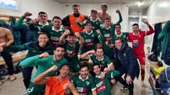 Los futbolistas del Coruxo, celebrando una nueva victoria.