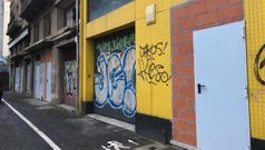 Edificio de la calle Montevideo, en A Coru�a, tapiado para evitar la entrada de okupas