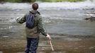 Un hombre durante el comienzo de la campa�a de pesca de salm�n, en el r�o Eo