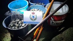 Cubos con bivalvo y material de extraccin requisados durante el operativo.