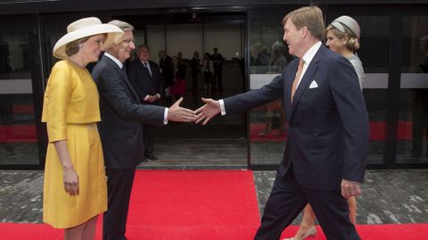 Los reyes holandeses y belgas se saludan.