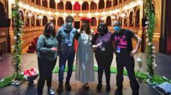 A Feroz ya represent� �Santa In�s� en el teatro S� de Miranda y este fin de semana lo har� en el Auditorio de Vila Nova de Gaia. En la foto, en Viana do Castelo, de izquierda a derecha: In�s Portela (distribuidora del espect�culo); Manolo Dourado (t�cnico de sonido); In�s Salvado Gontad (actriz principal); Lorena Conde (autora del texto y directora de la pieza); y Ra�l Giraldo (t�cnico de iluminaci�n)