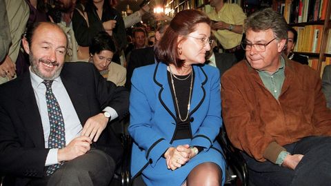Rubalcaba, la esposa de Joaqun Almunia y el expresidente Gonzlez en 1998 durante la presentacin del libro Los secretos de Almunia