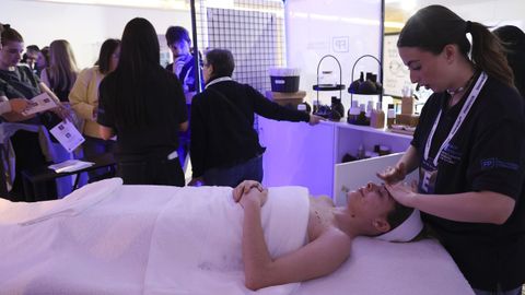 Alumnado do IES 12 de Outubro de Ourense fai unha demostracion do ritual dese�ado con produtos e cosm�ticos baseados na casta�a e na malta de cervexa