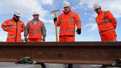 Boris Johnson, pala en mano, tras presentar este jueves su plan ferroviario