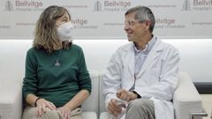 La paciente S�lvia Bribiesca, con el doctor Francesc Vigu�s.