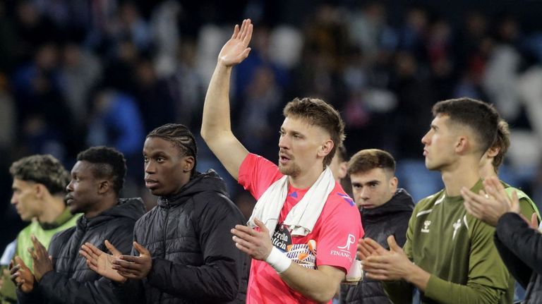 Ionut Andrei Radu, con sus compa�eos, a la conclusi�n del Celta-Lyon.