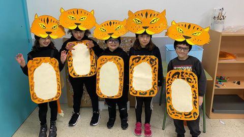 Alumnos disfrazados de linces, outra especie ameazada