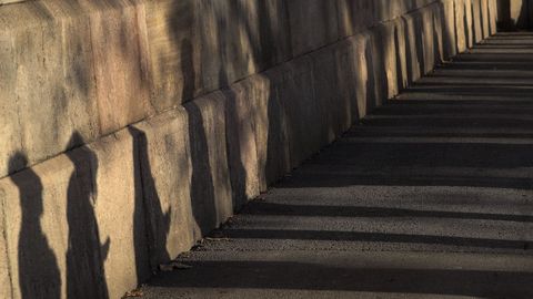 Sombras de votantes que esperan para acceder a un colegio electoral