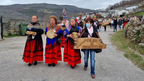 El folin de Mormentelos en el desfile de Vilario de Conso