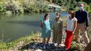 Las conselleiras de Infraestruturas y Medio Ambiente visitando la zona donde se han tirado los vagones