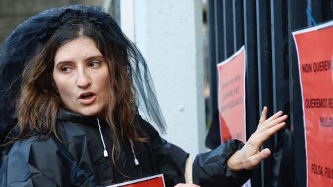 Colocan carteles en las el IES Sof�a Casanova durante la �marcha f�nebre� por la educaci�n p�blica en Ferrol.