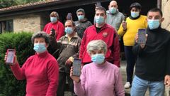 Usuarios de la Asociaci�n Amipa, de Rois, muestran la aplicaci�n DiversidApp en sus tel�fonos