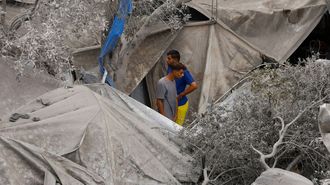 Dos j�venes entre escombros en la zona central de Gaza