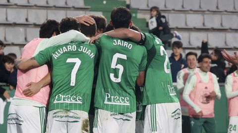 Jugadores del Racing Club Ferrol festejando un gol en A Malata este curso.