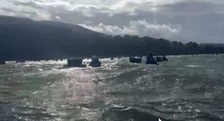 Mariscadores de Noia en la playa de Testal trabajando en pleno temporal