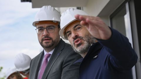 El presidente del Principado de Asturias, Adri�n Barb�n (i), visita junto con el alcalde de Siero, �ngel Garc�a (d), las nuevas viviendas de alquiler asequible para j�venes de Lugones