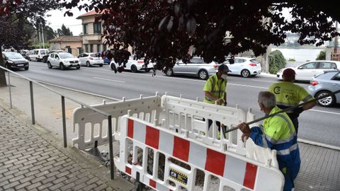 Los operarios municipales preparan el nuevo corte, previsto para este jueves, en el vial lento en sentido a A Corua