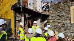 Rueda, en el centro, visit� las casas que ser�n reconstruidas en Candeda 