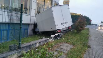 Una furgoneta se empotra contra la fachada de una nave en el pol�gono del Tambre