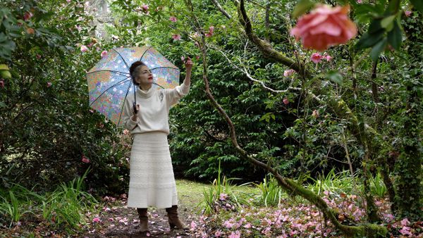 Silvia Rodr&iacute;guez se encarga de guiar a los visitantes por los 20.000 metros de jard&iacute;n
