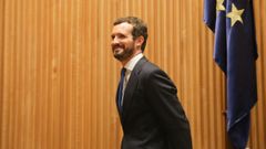 Pablo Casado, este lunes, antes de dirigirse en el Congreso a los diputados y senadores del PP