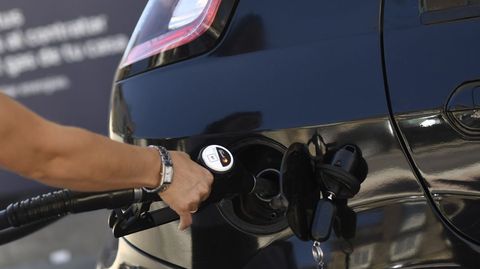 Una trabajadora en una gasolinera, en una imagen de archivo.