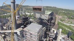 Instalaci�n de uno de los elementos de la planta de desnitrificaci�n en la t�rmica de Soto 3