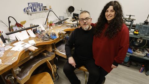 Diego y Adriana crean las joyas artesanas con herramientas antiguas y otras digitales