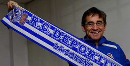 Fernando V�zquez posa para La Voz con una bufanda del D�por en un despacho de las instalaciones de Abegondo.