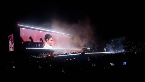 Una estructura de pantallas de gran escala presidi el espacio.