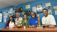 Ana Ortiz, Tony Lomba, Luisa S�nchez, Teo Cardalda y el promotor del Festival Mar e Son Jos� Pati�o en el bar Ovo del Casco Vello
