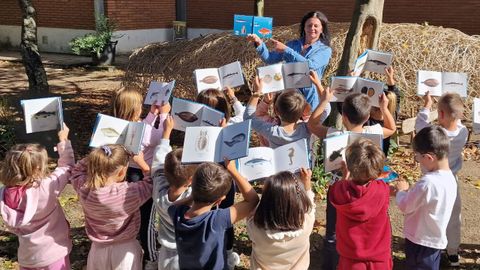 A concelleira, Mar P�rez, entregando os libros nun centro educativo