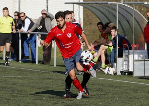 El chantadino Anxo Otero y el lemista Diego Arias pugnan por el bal�n en el �ltimo derbi. 