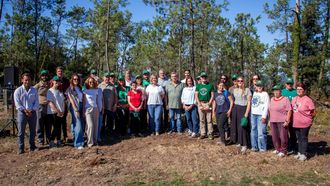 Representantes institucionales y empresariales, junto con los comuneros de Monte Ra�o.