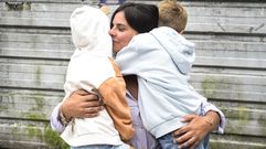 La pontevedresa M�nica, abrazada a sus dos ni�os.