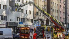 Los bomberos ayer, en el edificio de Burgos donde se precipit� un joven