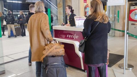Pasajeros en el mostrador de Renfe en la estaci�n de tren de Oviedo.