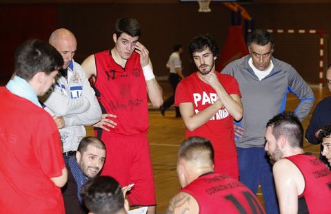 Alberto G�mez da instrucciones ayer en un tiempo muerto del choque ante el Betanzos 